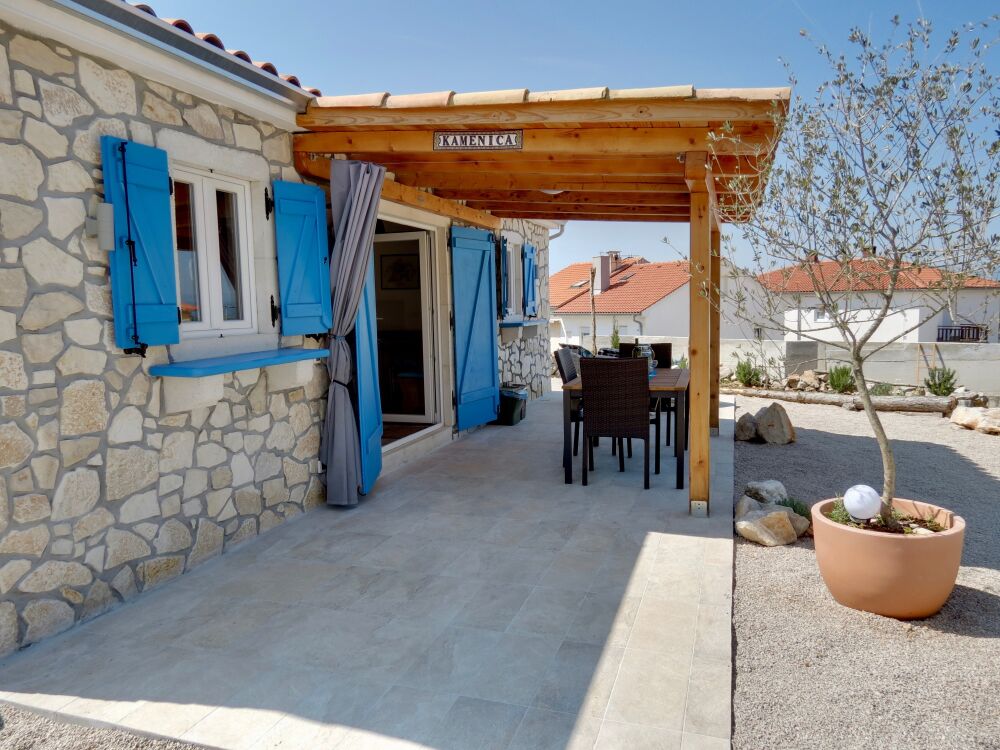 <p>Kamenica mit großem gefliestem Bereich</p> <p>Kamenica mit großem gefliestem Bereich</p>