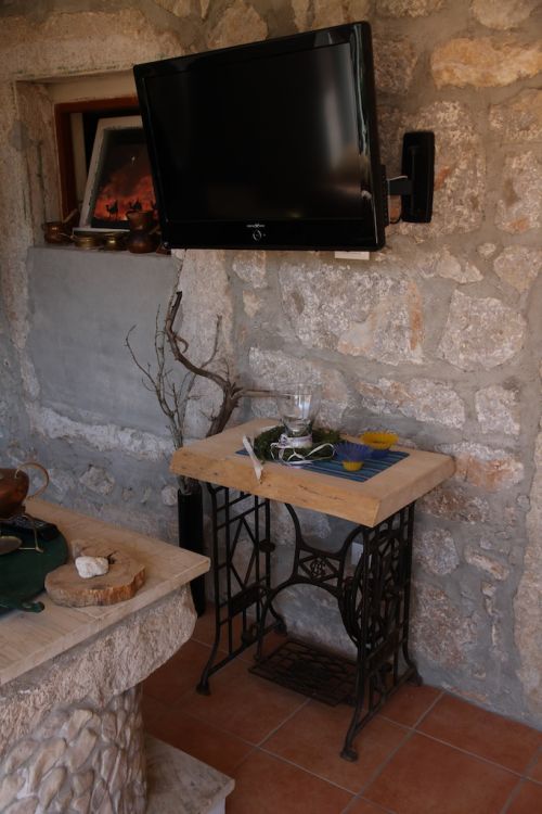 Kombination aus Alt und Neu - Flat TV mit über 400 Programmen vor historischer Steinwand