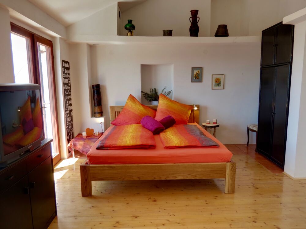 <p>Schlafbereich und Schrank</p> <p>Schlafbereich und Schrank</p>