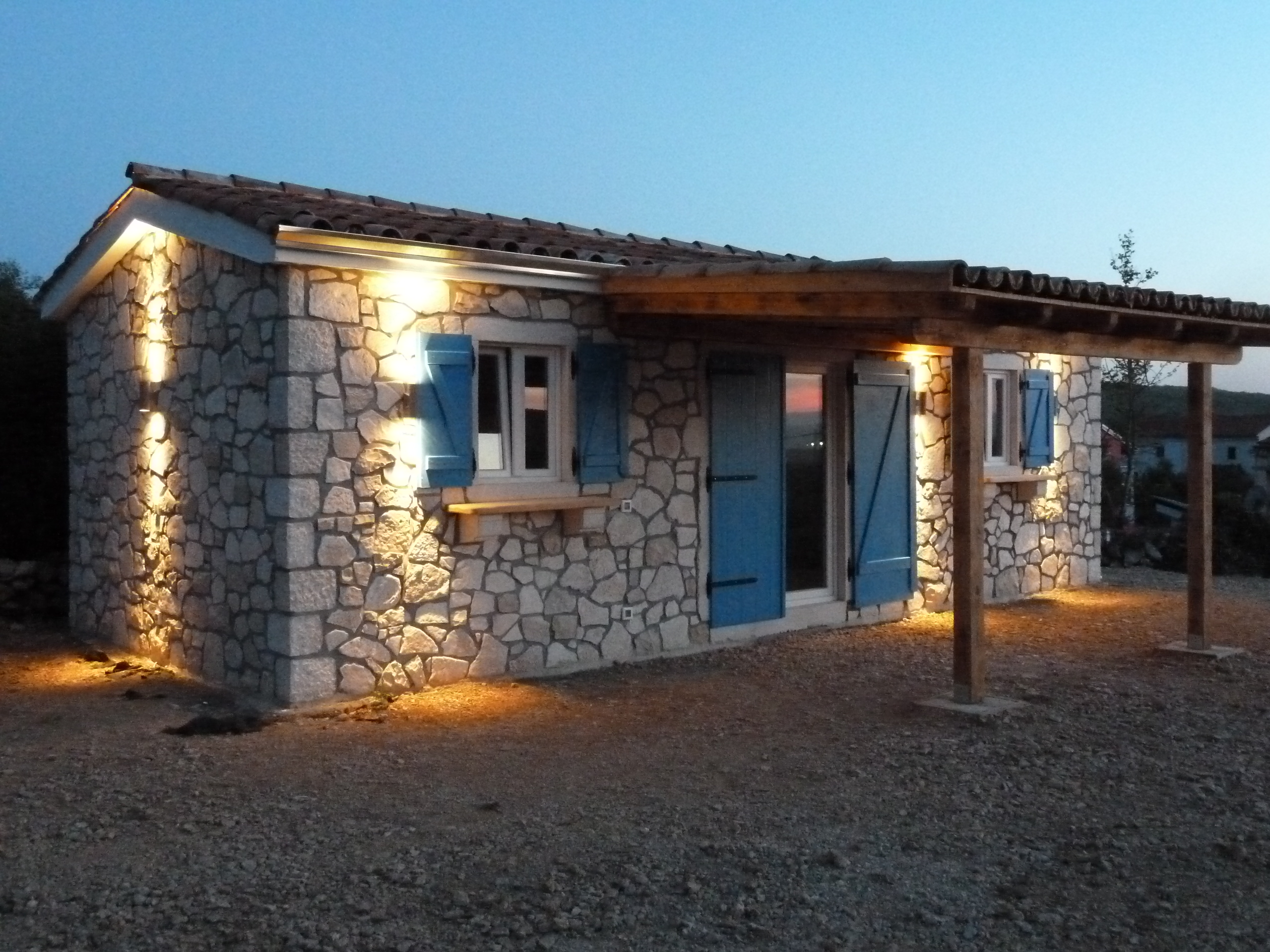 <p>Fertig: kleines Steinhaus (Kamenica) bei Nacht in Barusici</p> <p>Fertig: kleines Steinhaus (Kamenica) bei Nacht in Barusici</p>