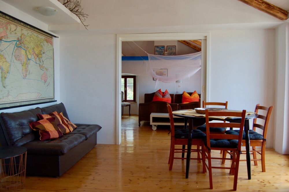 <p>Couch und Esstisch</p> <p>Couch und Esstisch</p>