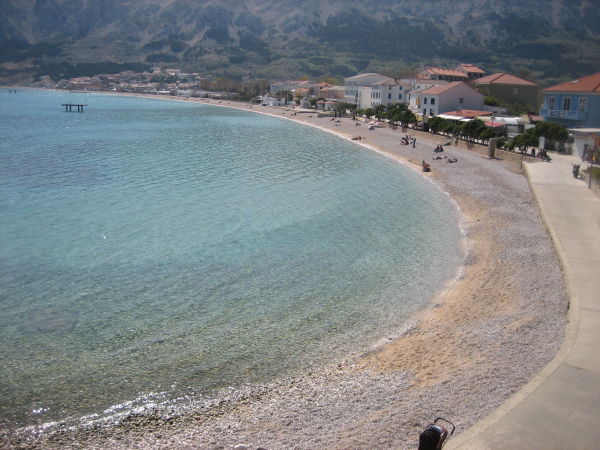 2km lange Kiesbucht von Baska