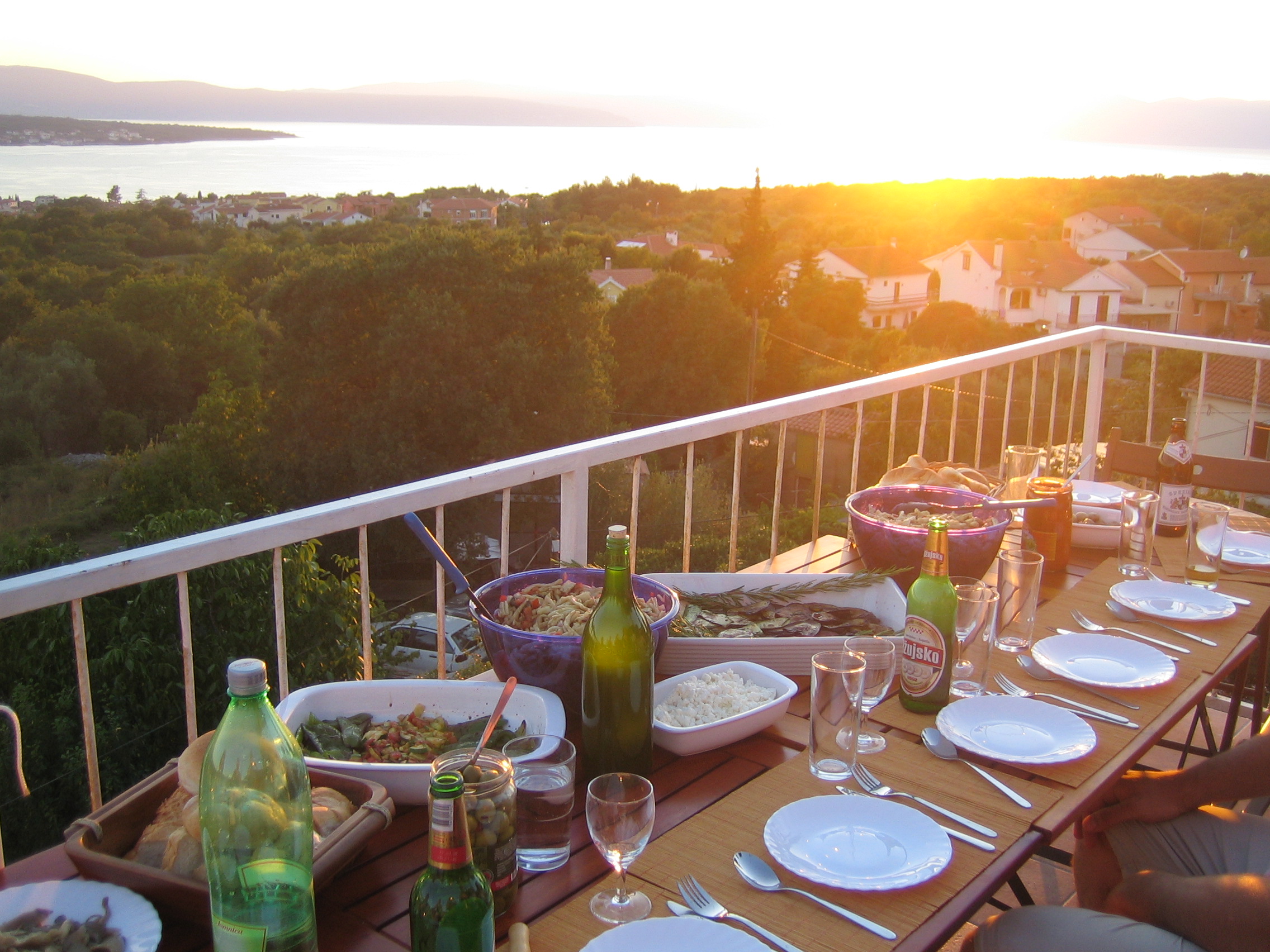 <p>Die Taufe der Wohnungen Don Camillo & Peppone - kroatisches Buffet</p> <p>Die Taufe der Wohnungen Don Camillo & Peppone - kroatisches Buffet</p>