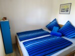 <p>kleines Schlafzimmer mit Doppelbett aus massiver Eiche</p>