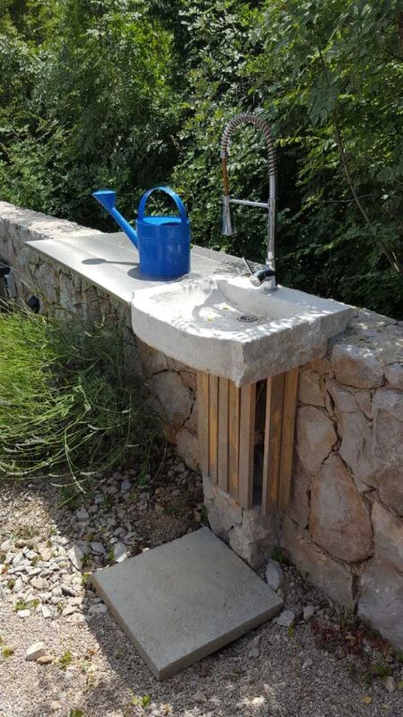 <p>Aussenwaschbecken</p> <p>Aussenwaschbecken</p>