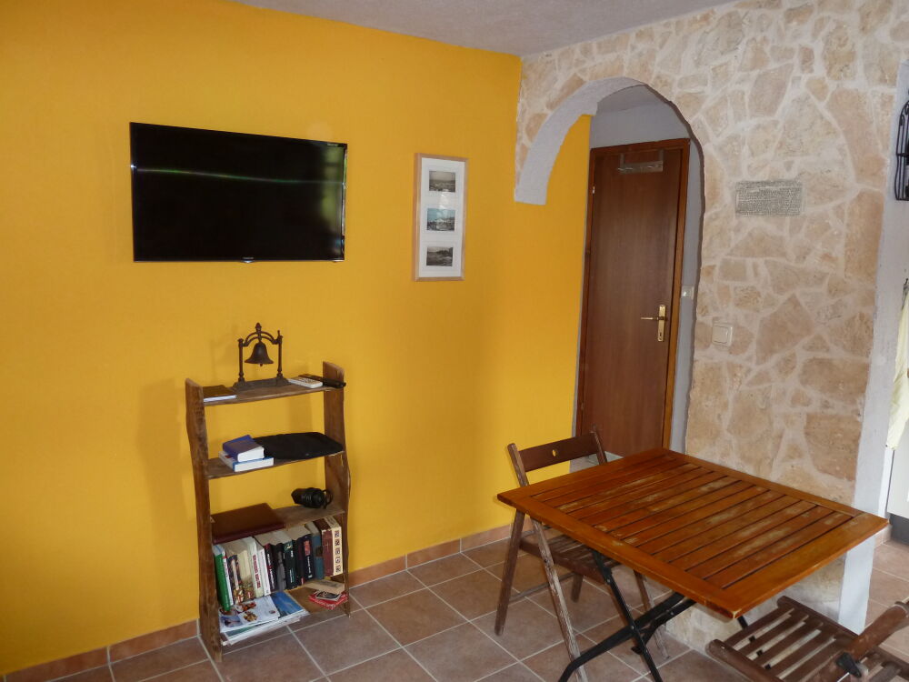 <p>FLat TV mit über 400 Programmen</p> <p>FLat TV mit über 400 Programmen</p>