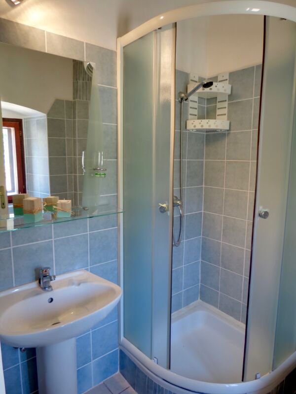 <p>Bad mit Waschbecken und Dusche</p> <p>Bad mit Waschbecken und Dusche</p>