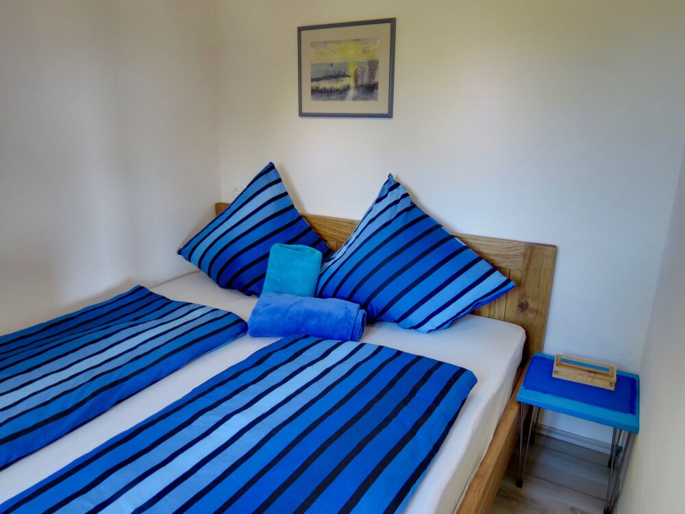 <p>kleines Schlafzimmer mit Doppelbett aus massiver Eiche</p> <p>kleines Schlafzimmer mit Doppelbett aus massiver Eiche</p>