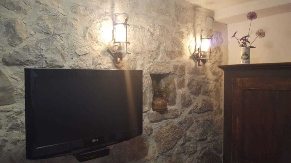 <p>Flachbildfernseher und antike Lampen vor Steinwand</p> <p>Flachbildfernseher und antike Lampen vor Steinwand</p>