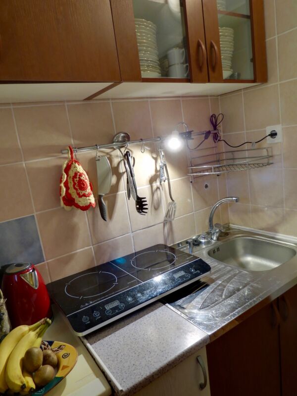 <p>Küche mit mobiler Induktionsplatte (Kochen auf dem Balkon mit Meerblick)</p> <p>Küche mit mobiler Induktionsplatte (Kochen auf dem Balkon mit Meerblick)</p>