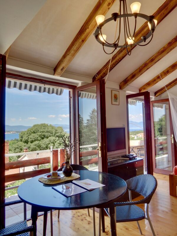 <p>gemütlicher Esstisch mit Meerblick</p> <p>gemütlicher Esstisch mit Meerblick</p>