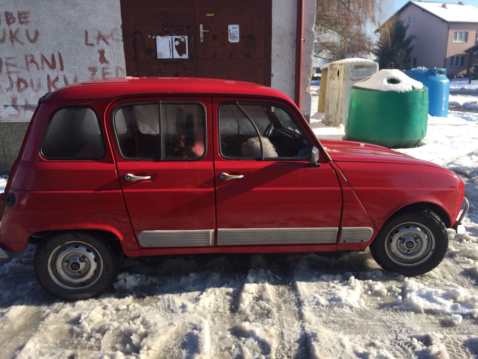 <p>Viel Schnee beim Kauf - Der R4 sprang sofort an und hatte zum Glück gute Reifen !</p> <p>Viel Schnee beim Kauf - Der R4 sprang sofort an und hatte zum Glück gute Reifen !</p>