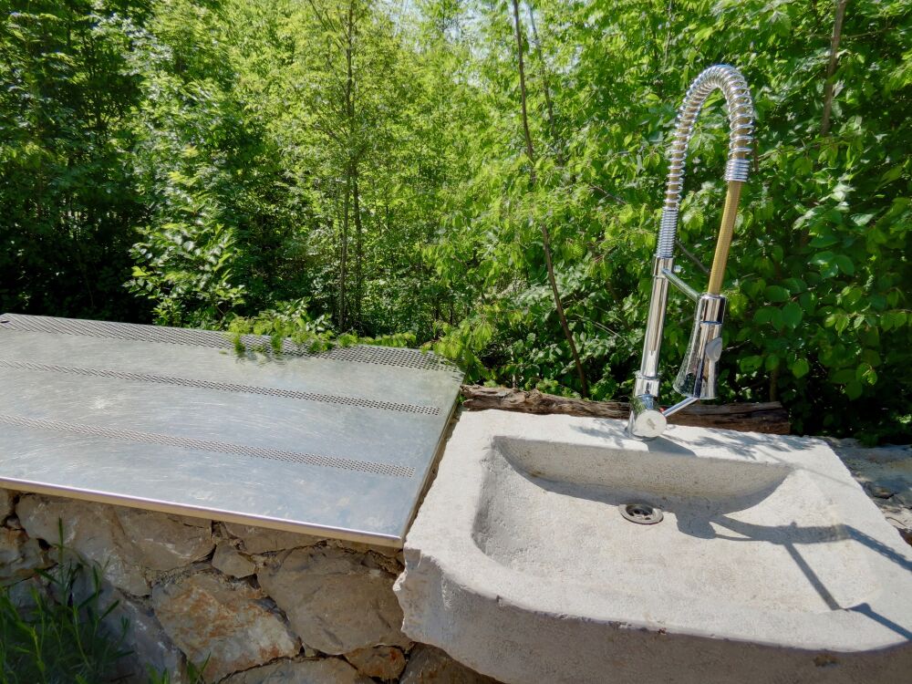 <p>Outdoor-Waschbecken und Arbeitsplatte aus Edelstahl</p> <p>Outdoor-Waschbecken und Arbeitsplatte aus Edelstahl</p>