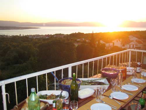 Essen auf dem Balkon